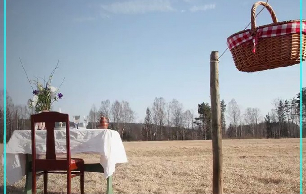 Mit nur einem Stuhl und einem Tisch eröffnet ein schwedisches Paar ein Covid-19-sicheres Pop-up-Restaurant im Freien