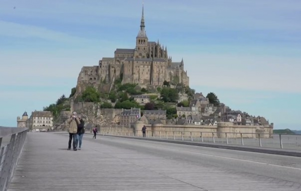 Quelques visiteurs des environs redécouvrent avec bonheur le Mont-Saint-Michel