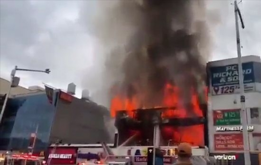 Сильный пожар охватил бизнес-центр в Нью-Йорке