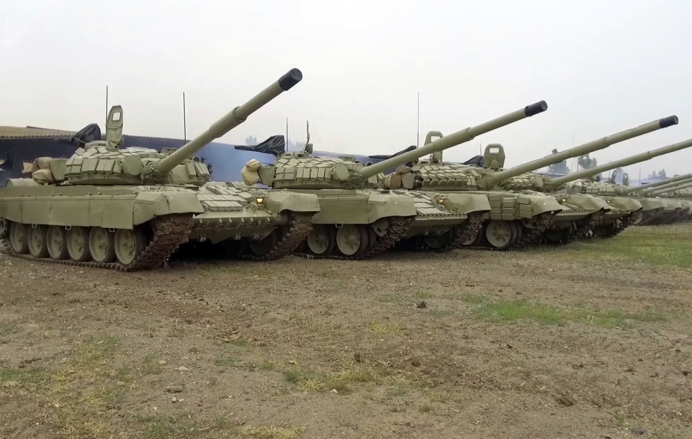Təlimə cəlb edilən tank bölmələri tapşırıqları yerinə yetirir
