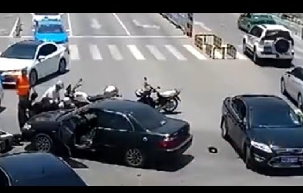 В провинции Юньнань прохожие вытащили женщину из-под колес машины