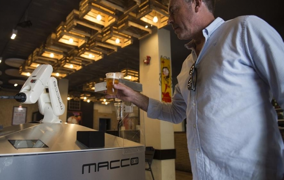 Roboter als Barkeeper für „coronasicheres“ Bier