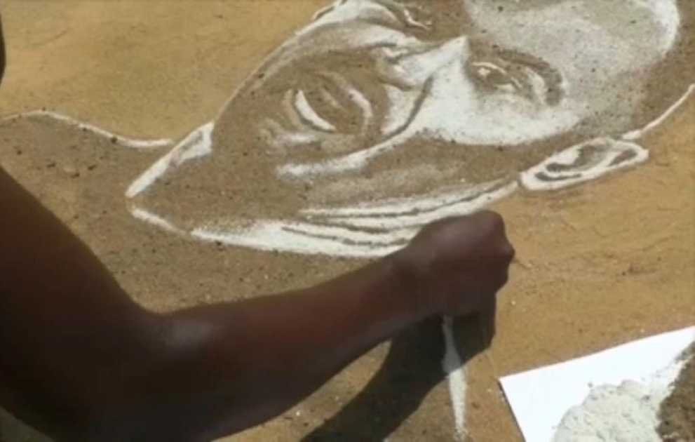 Au Cameroun, un artiste dessine ses idoles dans le sable