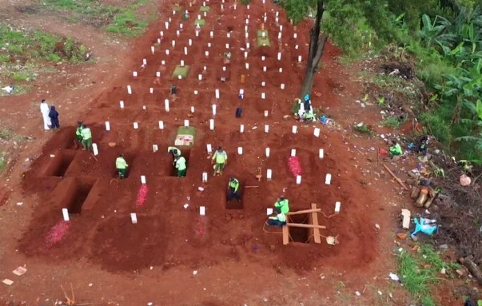 Près de Jakarta, les fossoyeurs d'un cimetière réservé aux victimes du coronavirus