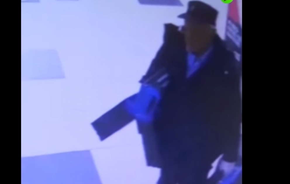 Hamının gözü qarşısında bankomatı soyur