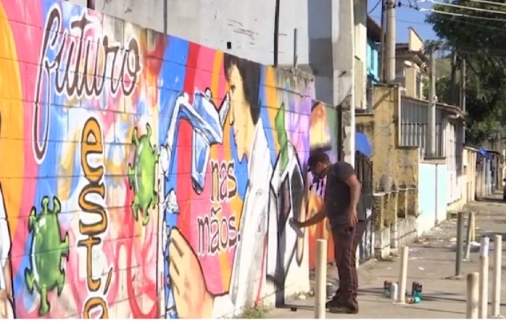 Un graffeur brésilien rend hommage aux soignants