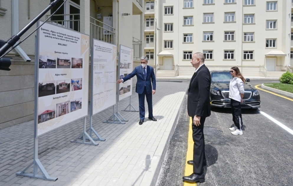 Le président de la République visite un immeuble résidentiel construit à Chamakhy