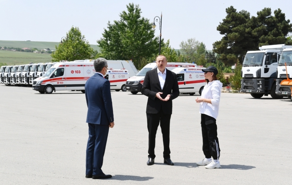 Schmachi: Präsident Ilham Aliyev besichtigt neue Buse und Spezialfahrzeuge