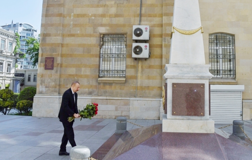 Staatspräsident Ilham Aliyev besucht zu Ehren der Volksrepublik Aserbaidschan errichtetes Denkmal
