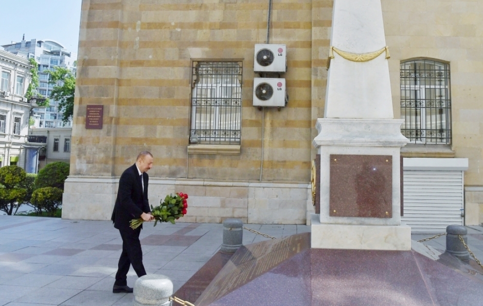 Le président Ilham Aliyev visite le monument à la gloire de la République démocratique d'Azerbaïdjan