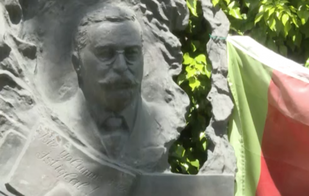 Azərbaycan Respublikasının 102-ci ildönümü münasibəti ilə

Fransadakı diplomatlarımız Xalq Cümhuriyyəti

qurucularının məzarlarını ziyarət ediblər