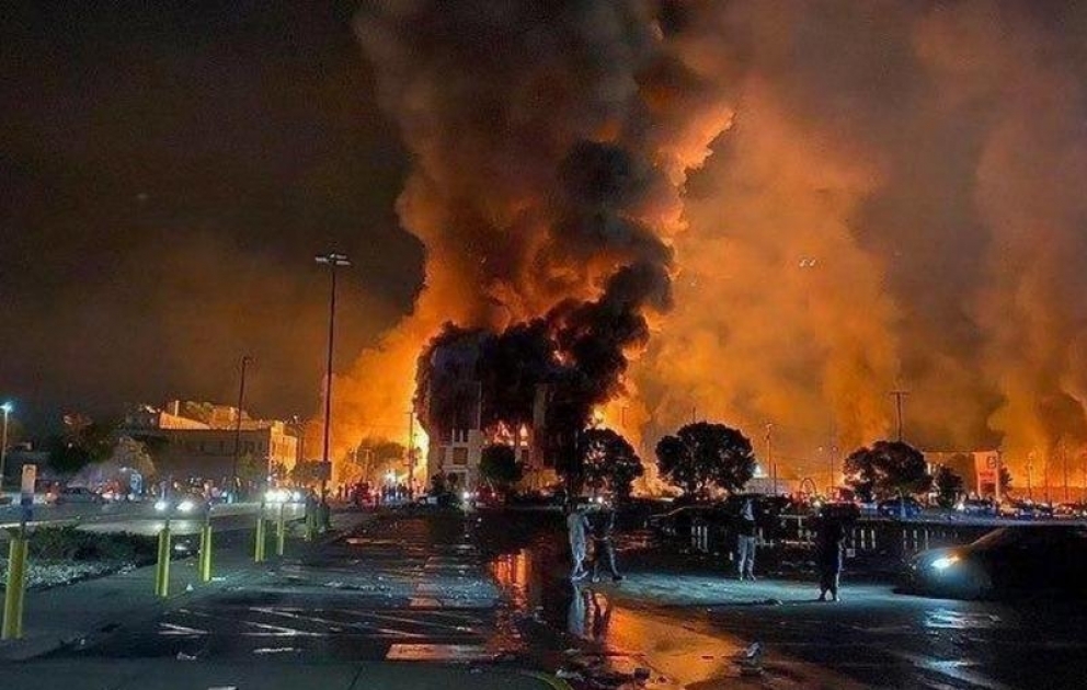 Опубликованы кадры чудовищных беспорядков и пожаров в США