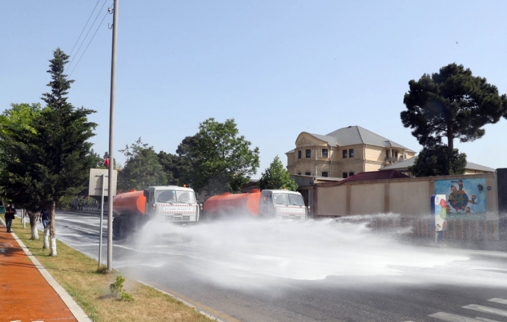 Mehr als 300 zentrale Straßen und Avenuen der Hauptstadt Baku werden mit speziellen Chemikalien desinfiziert