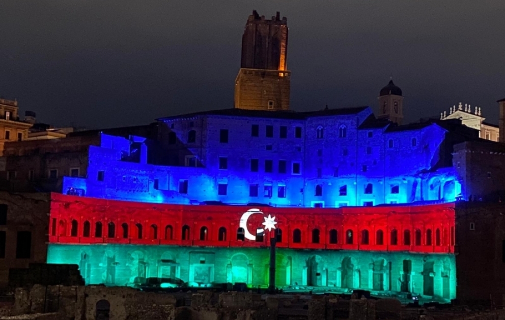 Berühmtes Denkmal in Rom wurde mit Farben der aserbaidschanischen Flagge beleuchtet