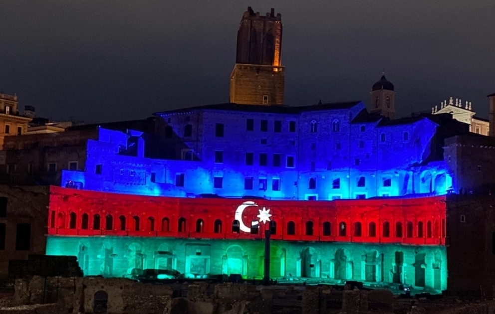 Le célèbre monument de la Rome antique illuminé aux couleurs du drapeau azerbaïdjanais