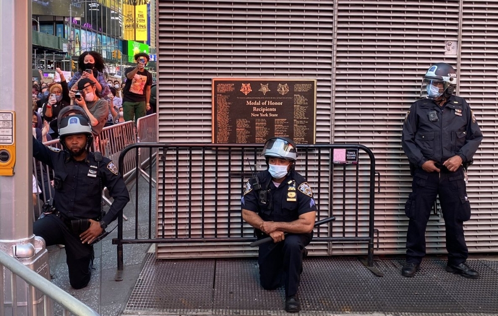 This NYPD officer received a big round of applause