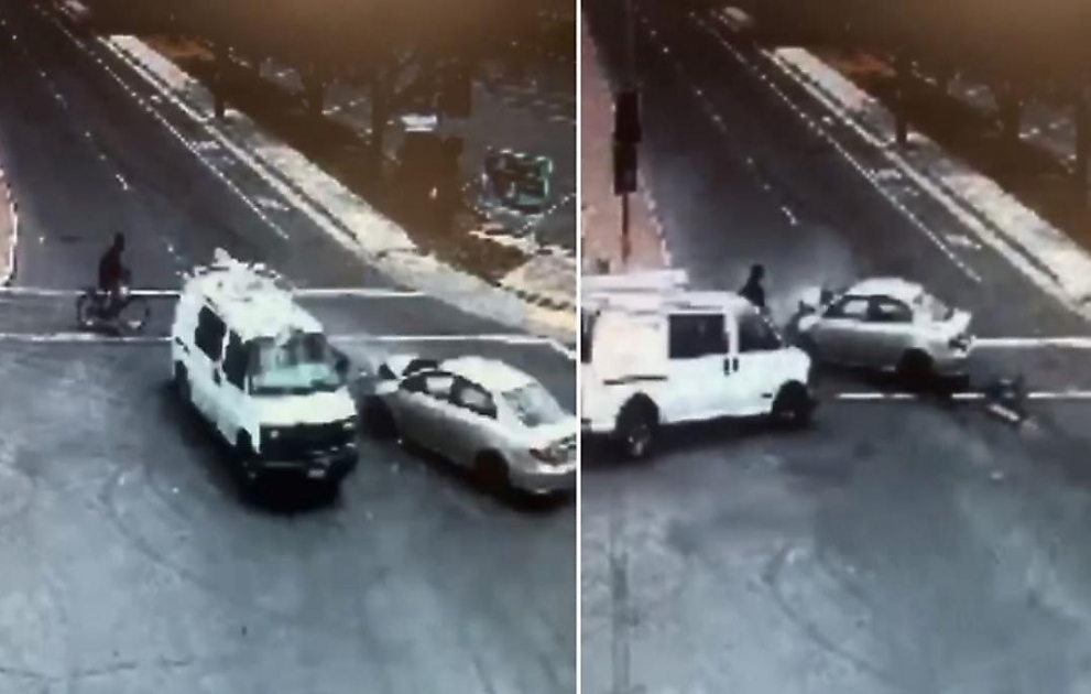 Удачливый велосипедист чудом разъехался с двумя неуправляемыми автомобилями