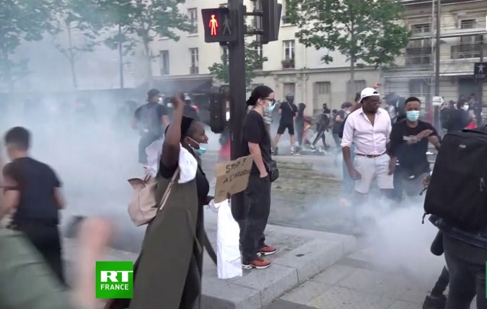 Manifestation pour Adama Traoré: la police utilise des gaz lacrymogènes contre les manifestants