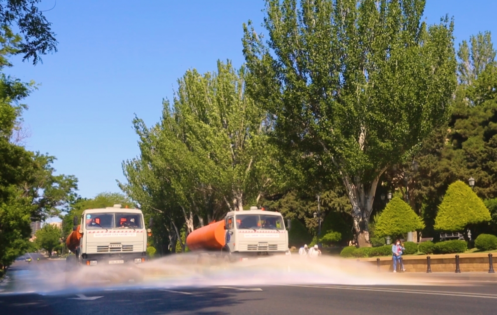 Une nouvelle désinfection menée dans les rues de Bakou