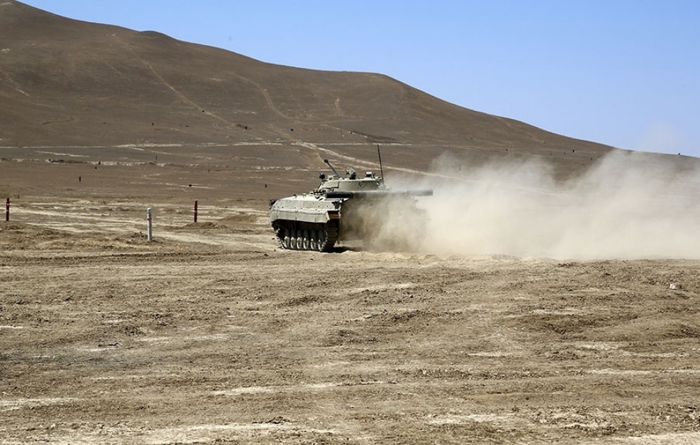 Die Kadetten der militärischen Hochschule namens Heydar Aliyev führen Schießübungen durch