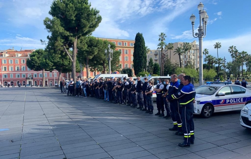 Des dizaines de policiers en colère contre leur ministre se rassemblent place Masséna à Nice