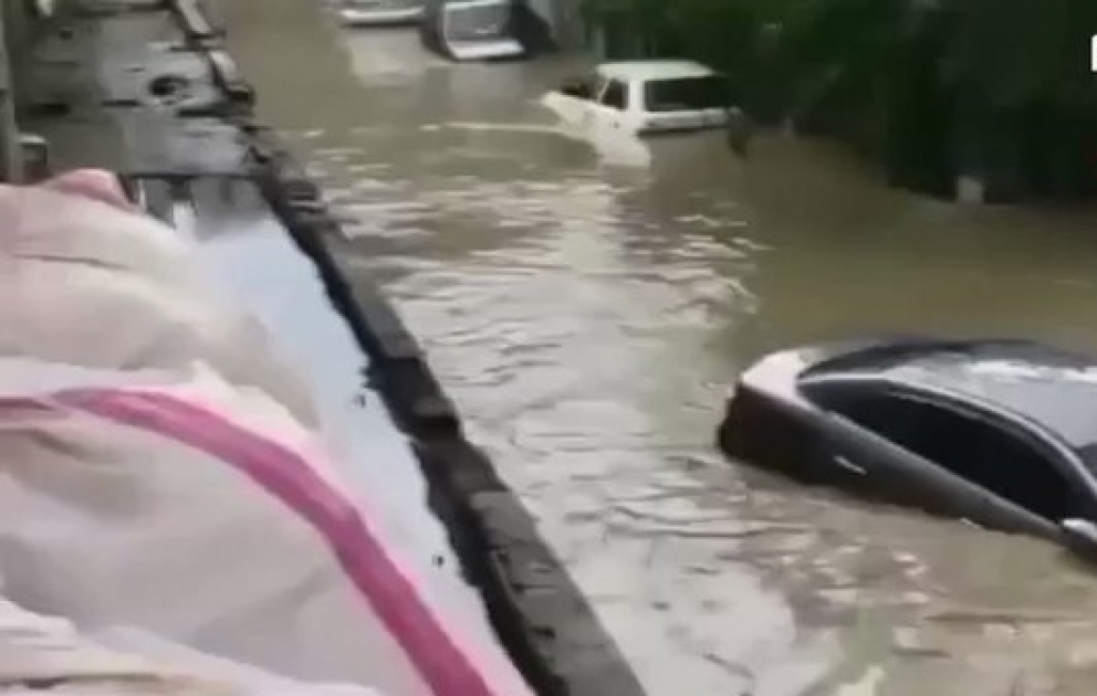 Aramsız yağan yağışlar İzmirdə həyatı iflic etdi
