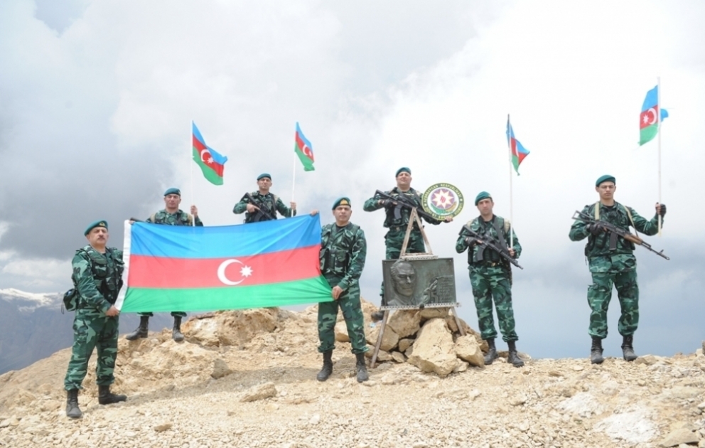 Une marche traditionnelle des gardes-frontières vers le sommet Heydar Aliyev