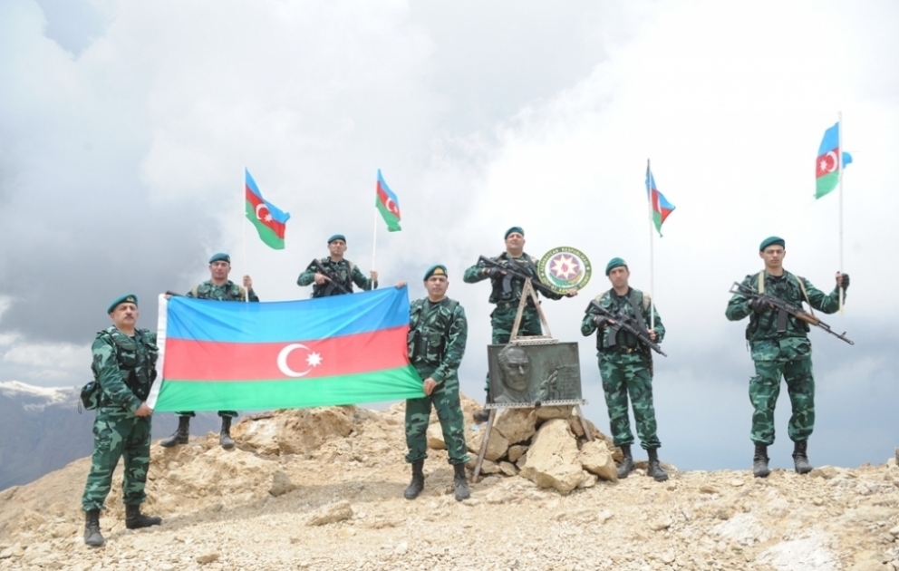 Пограничники совершили традиционное восхождение на пик Гейдара Алиева