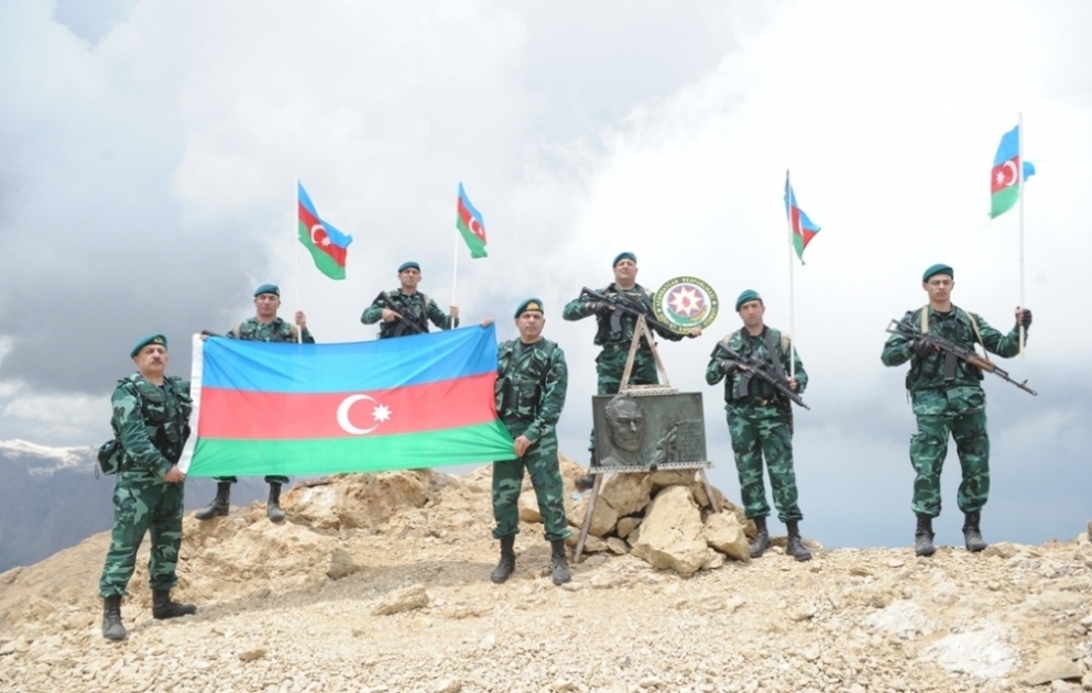 Aserbaidschanische Grenzer besteigen Heydar Aliyev Gipfel