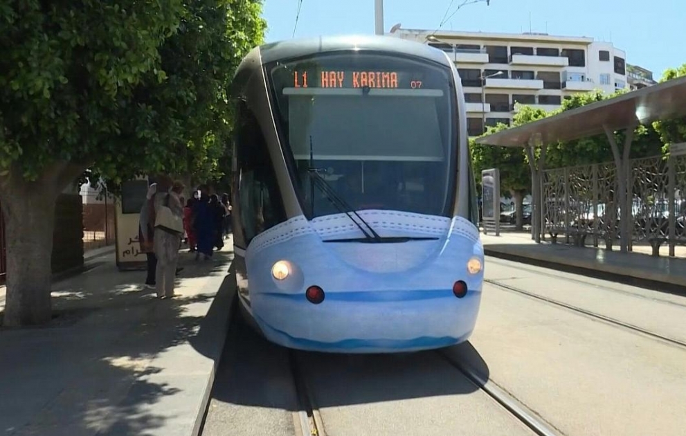 In Rabat trägt auch die Straßenbahn eine Schutzmaske