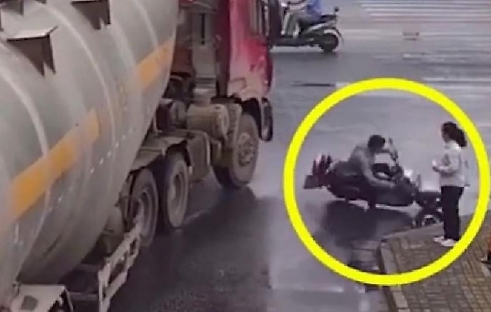 Везучий скутерист чудом не побывал под колёсами грузовика