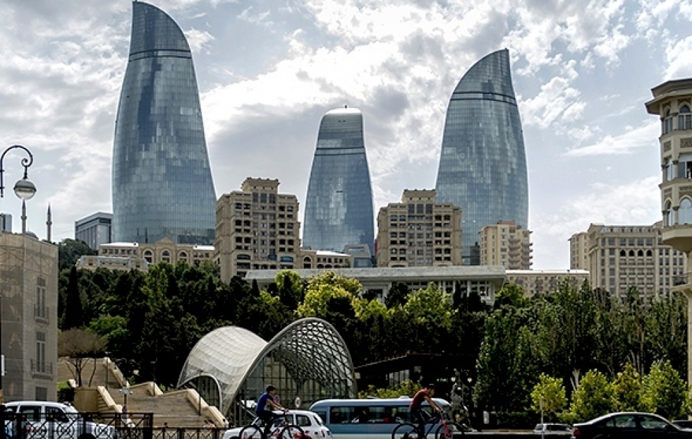 Погода в азербайджане в апреле. Баку климат. Баку в мае. Баку достопримечательности. Баку город ветров.
