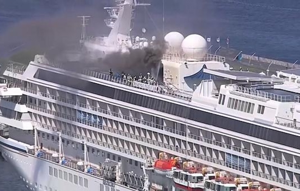 Au Japon, une grosse fumée noire s'échappe d'un paquebot