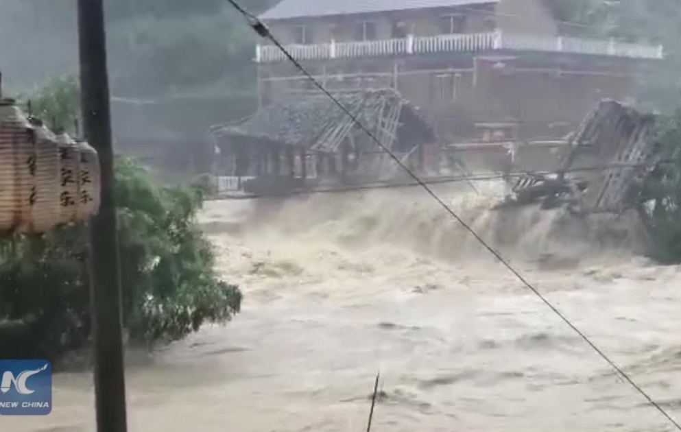 400-year-old bridge washed away by floods in Zhangjiajie, China