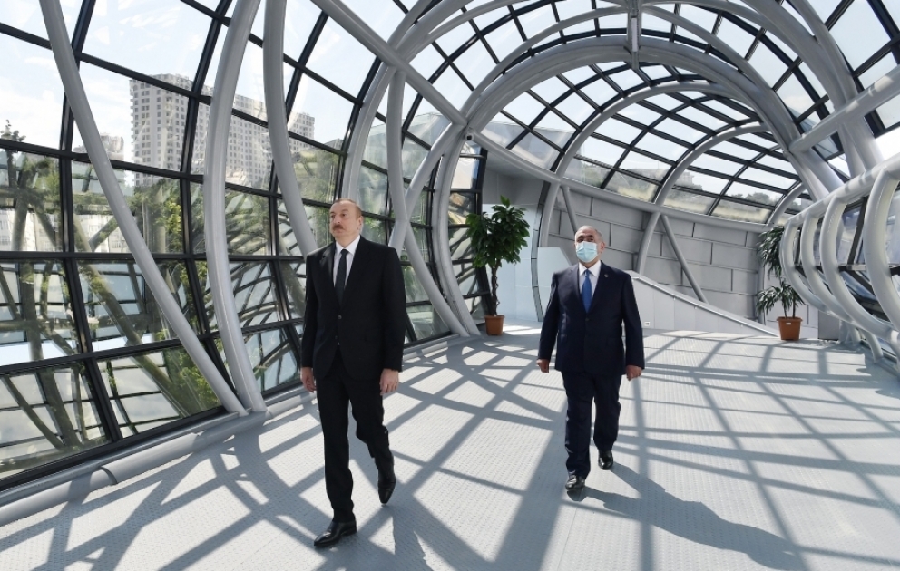 Le président Ilham Aliyev inaugure une passerelle piétonne à Bakou