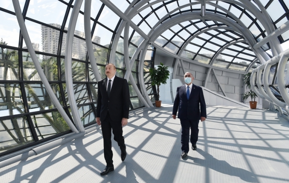 Präsident Ilham Aliyev weiht Fußgängerüberführung in der Neapel Straße in Baku ein