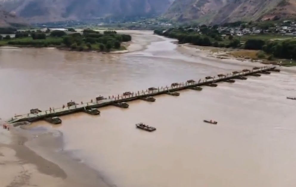 Soldiers build a temporary bridge in 40 minutes during flood