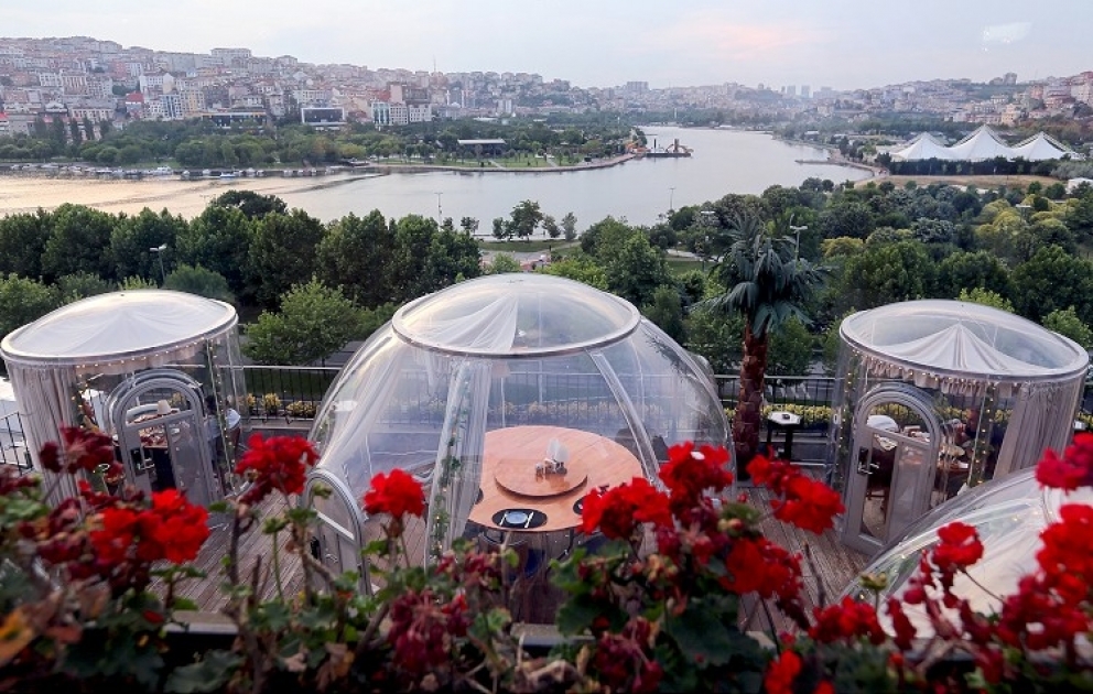 Türkei: In diesem Restaurant sitzen die Gäste in Plastik-Iglus