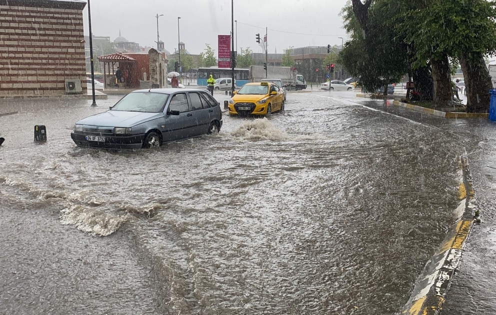 İstanbulda güclü yağış və dolu yağıb