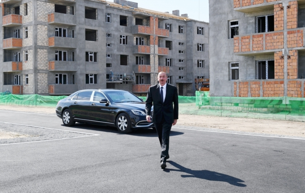 Prezident İlham Əliyev Samux rayonunda məcburi köçkünlər üçün inşa edilən yaşayış kompleksinin tikintisi ilə tanış olub