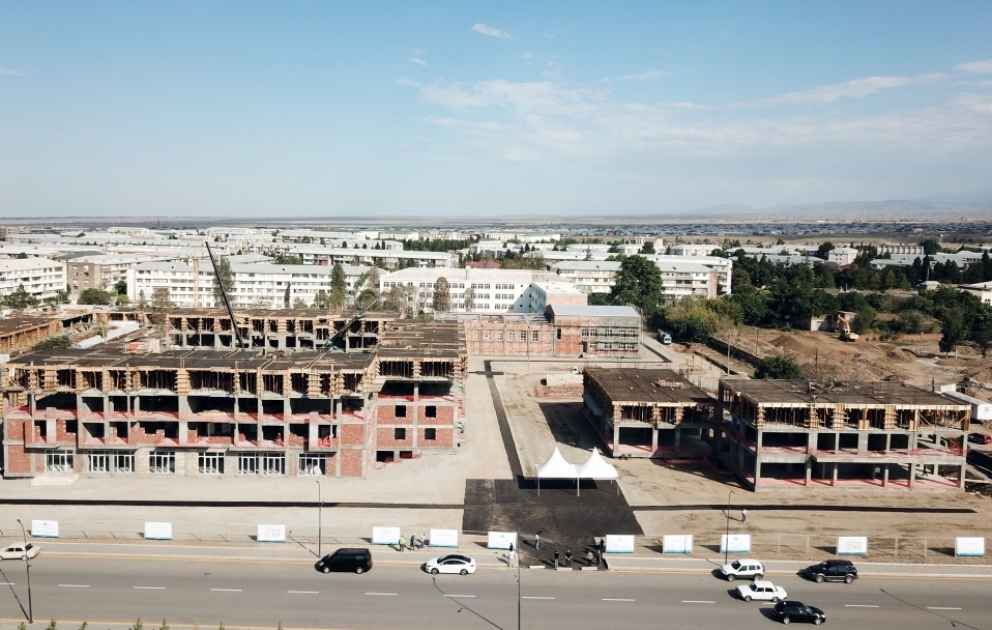 Gandja : visite du complexe résidentiel construit par l’Agence nationale pour la construction de logements