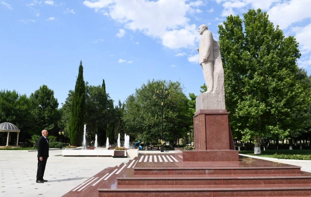 Посещение памятника общенациональному лидеру Гейдару Алиеву в Самухе