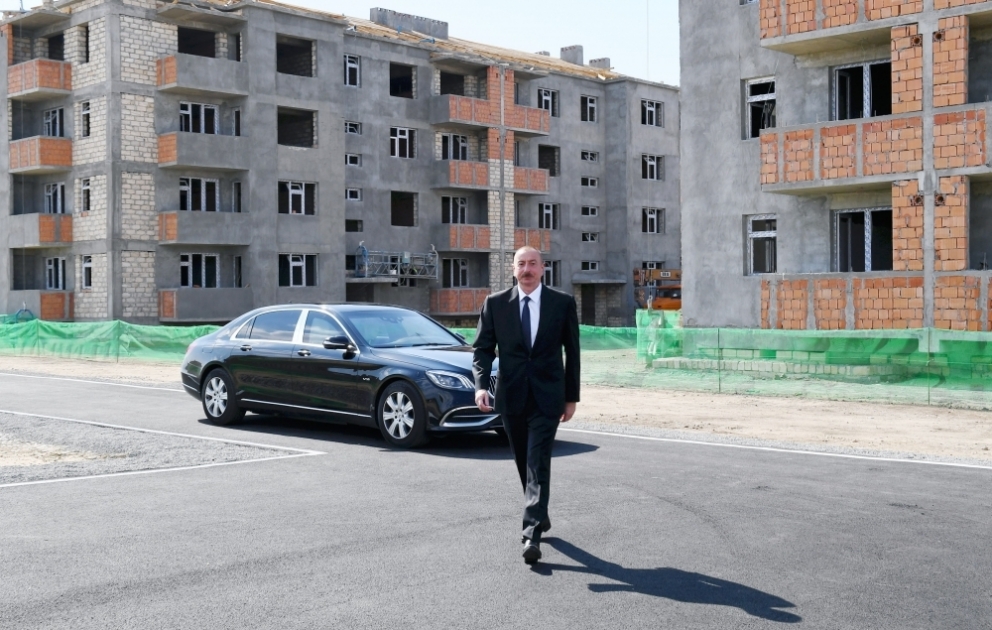 Präsident Ilham Aliyev besucht im Rayon Samukh Baustelle, wo neue Wohngebäude für Binnenvertriebene gebaut werden