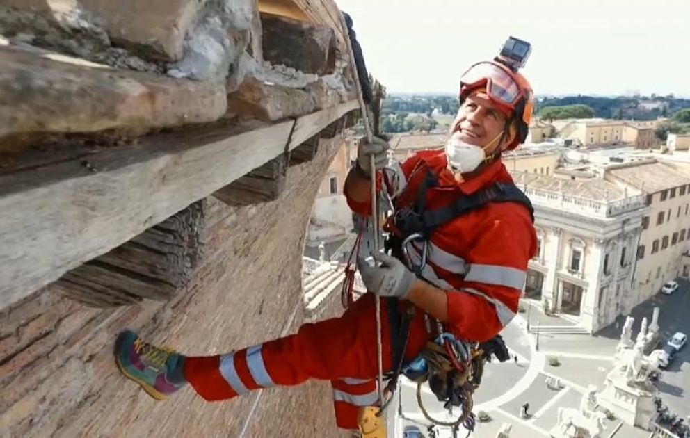 Rope-climbing workers help restore Rome landmark
