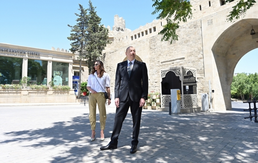 Präsident Ilham Aliyev und First Lady Mehriban Aliyeva inspizieren Restaurierungs- und Konservierungsarbeiten in Itschäri Schähär