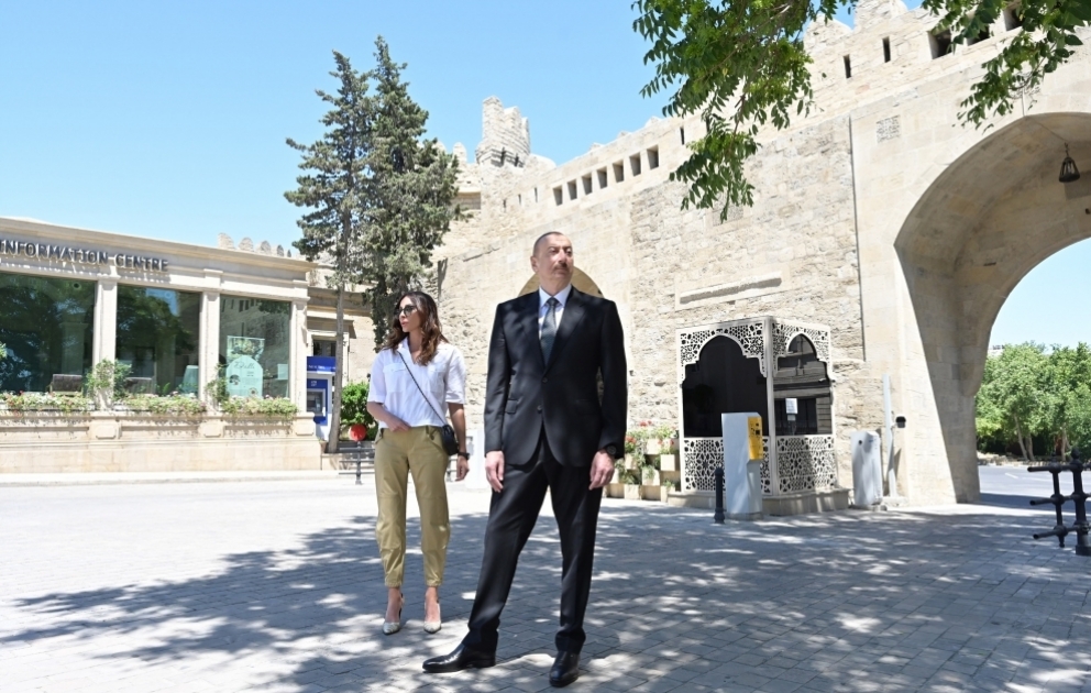 Le président Ilham Aliyev et la première dame Mehriban Aliyeva prennent connaissance des travaux de restauration réalisés dans une partie d’Itchericheher