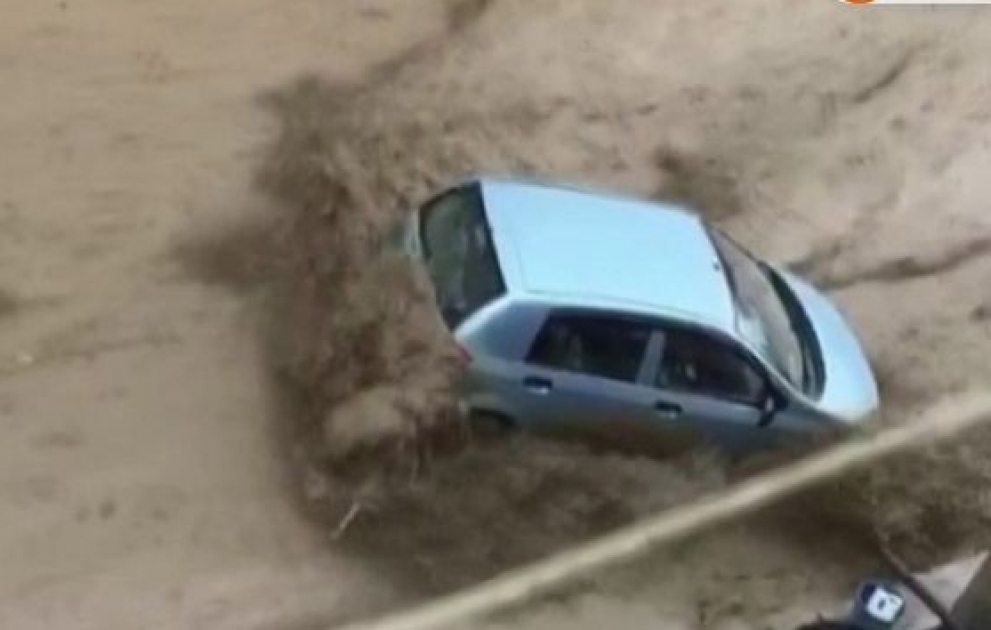 Türkiyədə sel avtomobilləri aparıb