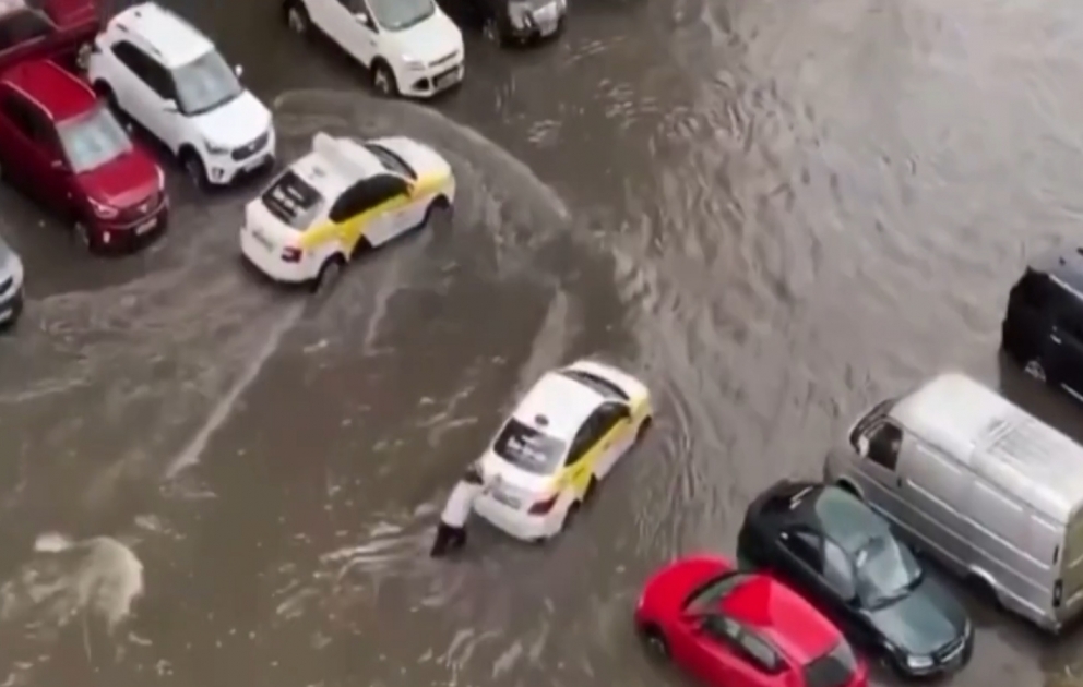 Moskvada küçələri su altında