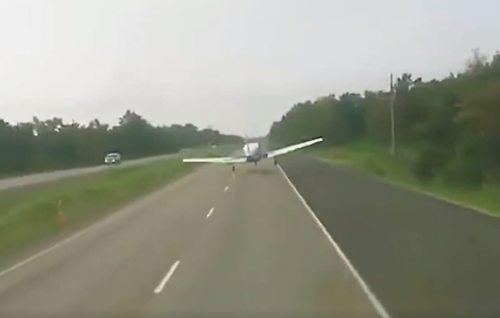 Пилот совершил мастерскую посадку самолёта на автомагистрали