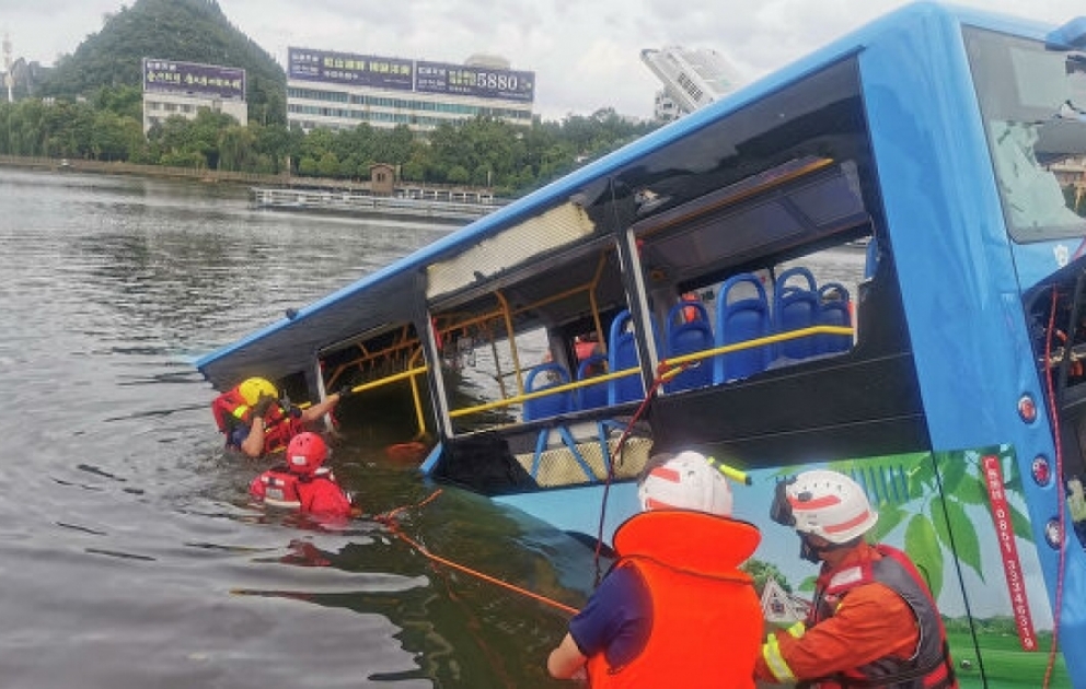 Maut steigt aufgrund von Regenstürmen in China, als der Studentenbus in den Stausee